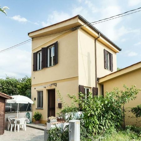 La Casina Gialla Independent House - Near The Walls Lucca Bagian luar foto